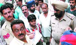 One of the victims Rakesh Kumar narrates the sequence of events to the police in Jalandhar on Friday.