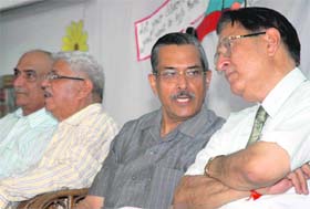 RC Sobti, VC, PU, shares interacts with R.S. Gupta, director, IILM, during a workshop on parenting and quality education, held at Arya Samaj Mandir in Chandigarh