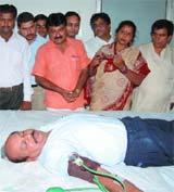 Delhi BJP president Harsh Vardhan donates blood on the 57 birthday of BJP national president Rajnath Singh at party office in New Delhi on Thursday