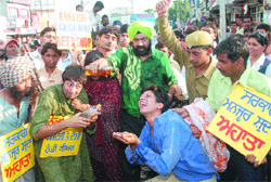 Jaspal Bhatti and his team perform street play Thekeon Theke in Jalandhar on Saturday.