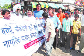 PPCC general secretary Gurbinder Singh Atwal along with his supporters during a signature campaign in favour of N-deal in Jalandhar.