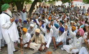 Peshora Singh Sidhupur, president of the Bharatiya Kisan Union (Sidhpur), addressing a gathering at village Gehri Bhagi in Bathinda district on Monday. The farmers gathered at the village to lodge their protest against the acquisition of land in a village by some arhtiyas of Bathinda. It may be mentioned that in the recent clash over the possession of the land in question, a number of villagers were booked for killing and assaulting the opponents