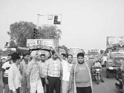 Shiv Sena activists block traffic in Balongi area near sales tax barrier. 
