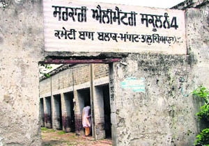 The dilapidated building of Government Elementary School near Master Tara Singh College.