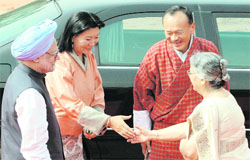 Prime Minister Manmohan Singh and his wife Gursharan Kaur welcome Prime Minister of Bhutan Lyonchen Jigmi Y. Thinley and his wife Aum Rinsy Den during a ceremonial reception at Rashtrapati Bhawan in New Delhi