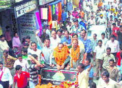 PCC chief Kaul Singh Thakur gets a rousing reception in Mandi on Thursday.