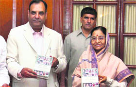 President Pratibha Devisingh Patil releasing books Indian Journalism  Keep it Clean and Nami Chheron Se Yadgaar Mulaqatein by veteran journalist Alok Mehta at Rashtrapati Bhawan in New Delhi on Friday.
