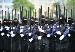 Policemen prepare for an anti-terrorism drill in Kunming, Yunnan province, on Friday.