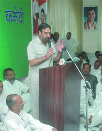 Anand Sharma,state external affairs minister addresses a Vichaar Ghosthi on the nuclear deal while Delhi Pradesh Congress president Jai Prakash Agarwal and others look on in New Delhi on Saturday.