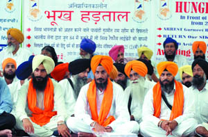 Activists of the Shiromani Akali Dal Amritsar (Panch Pardhani) on hunger strike near Parliament House in New Delhi on Sunday. They are demanding the arrest of Sirsa dera head Gurmeet Ram Rahim.