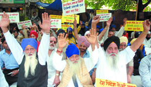 Activists of the Shiromani Akali Dal shout slogans during their dharna in support of the nuclear deal in New Delhi on Sunday.