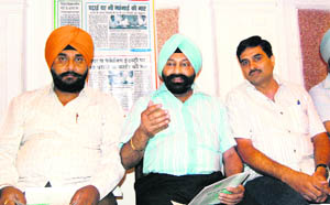 President of the Amritsar Offset Printers Association M.P. Singh (centre) addresses mediapersons in Amritsar on Sunday. 