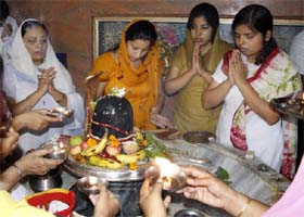 Devotees offering prayers to Lord Shiva at a temple in Bathinda on the first Monday of the month of Shrawan
