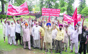 MCPI activists hold a protest against the Indo-US nuclear deal in Ludhiana on Monday. 