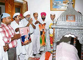Surjit Singh Kohli (third from left), Prime Minister Manmohan Singhs brother, with Congressmen, offers prayers for the UPAs victory in trust vote, at his residence in Amritsar on Monday.