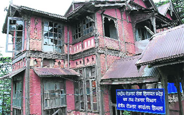 While the government claims that it cares for old and heritage buildings, the dilapidated regional employment exchange near The Mall in Shimla