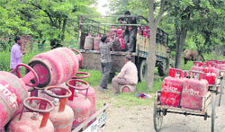 LPG cylinders being supplied on the roadside in violation of the norms in Ludhiana