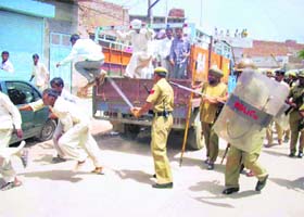 The police resorts to a lathicharge on Dera Sacha Sauda followers in Fatehabad after they were involved in a clash with Sikhs during a bandh