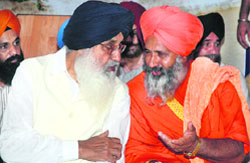 Punjab Chief Minister Parkash Singh Badal shares a point with Baba Balbir Singh Seechewal in Sultanpur Lodhi 