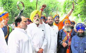 Sikhs celebrate the 80th birthday of Lok Sabha Speaker Somnath Chatterjee outside his residence in New Delhi on Friday. 