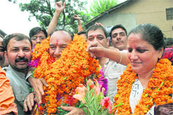 HPCC president Kaul Singh gets a warm welcome at Hamirpur