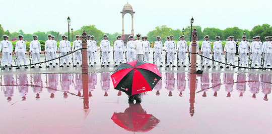 Soldiers lined up to pay tributes to Kargil martyrs at the India Gate war memorial, in New Delhi