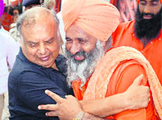 Punjab and Haryana High Court Chief Justice Vijender Jain hugs Baba Balbir Singh Seechewal at Sultanpur Lodhi on Saturday. 