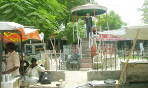 Shaheed Udham Singh Memorial outside the Abohar bus stand in state of neglect. 