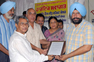 Patrons of the Public Library, Bathinda, presenting a memorandum of demands to city mayor Baljeet Singh Bir Behman on library premises on Sunday.