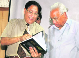 Prof R.C. Sobti, vice-chancellor, Panjab University, explains Dr A.R. Kidwai, Governor, Haryana, about the stem cells, after the latter released the VCs book during a two-day symposium on cancer stem cells at the university on Sunday.