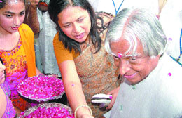 Dr APJ Abdul Kalam being welcomed at the Apeejay School.
