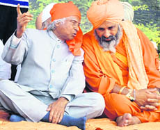 Former President Dr A.P.J. Abdul Kalam shares a point with Baba Balbir Singh Seechewal at Sultanpur Lodhi on Sunday.