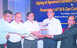 Indian Oil (Refineries) director B.N. Bankapur with executive director (Gujarat Refinery) A.S. Basu receives an award from petroleum secretary M.S. Srinivasan in New Delhi