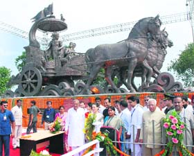 UPA chairperson Sonia Gandhi dedicates a statue of the Lord Krishna-Arjuna rath to the nation at Brahmsarovar at Kurukshetra