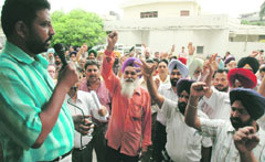 BSNL employees hold protest outside the office of general manager (telecom) at Bharat Nagar Chowk in Ludhiana on Tuesday.