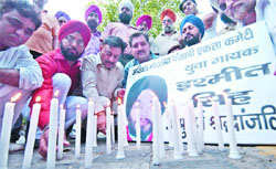 Memebrs of the Akhil Bharatiya Punjabi Ekta Committee pay homage to singer from Ludhiana Ishmeet Singh, who died in the Maldives yesterday, at Jantar Mantar in New Delhi