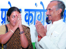 DPCC president J.P. Aggarwal with All-India Mahila Congress president Prabha Thakur at a meeting on nuclear deal organised by the Delhi Pradesh Mahila Congress at Rajiv Bhawan in New Delhi on Thursday.