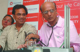 Dr K.K. Aggarwal checks the blood presaure of poet Ashok Chajradhar during a press conference in New Delhi on Friday.