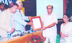 Haryana Governor A.R. Kidwai presents Fellowship Award  2008 to Haryana chief secretary Dharam Vir for his contribution in the field of public administration at a function in New Delhi
