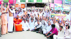 Activists of the Vishwa Hindu Parishad and Sri Amar Nath Yatra Sangharsh Samiti hold a demonstration in Ludhiana