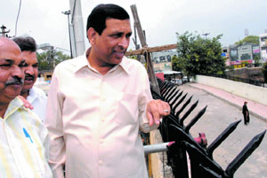 Delhi urban development and PWD minister Raj Kumar Chauhan visits the Jhandewalan area to inspect construction of roads in New Delhi on Monday. 