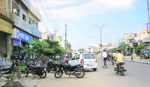 Vehicles parked on roads in the absence of parking places in Kaithal town