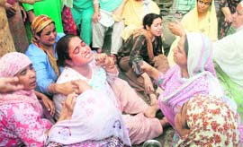 Wailing relatives of Asif Mehraj, who succumbed to his injuries sustained in teargassing  at Srinagar on Monday