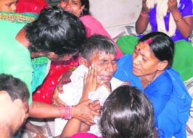 A Mullanpur man wails at the death of a relative in the Naina Devi stampede