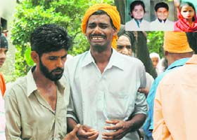 Inconsolable Gurdeep, after cremating his family. (Inset) Daughter Kiran (7), Gurpartap (9) and wife Renu (27) in Ludhiana