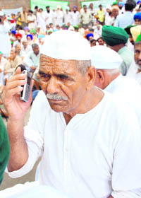 Bhartiya Kisan Union president Mahendra Singh Tikait at the farmers' dharna at Jantar Mantar in New Delhi on Monday.