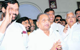 Lok Janshakti Party supremo Ram Vilas Paswan with RJD supremo Lalu Prasad Yadav and Samajwadi Party chief Mulayam Singh Yadav at a joint press conference at Paswan's residence in New Delhi on Monday.