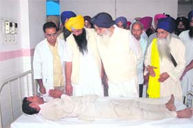 Chief Minister Parkash Singh Badal meets the injured at the Civil Hospital at Anandpur Sahib