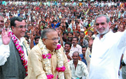 Outer Delhi MP Sajjan Kumar felicitates Union urban development minister S. Jaipal Reddy and his deputy Ajay Maken