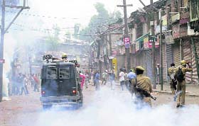 Policemen, Kashmiri protesters clash in Srinagar